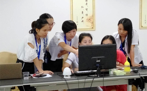  美女們互相交流學習，氣氛有點嚴肅啊